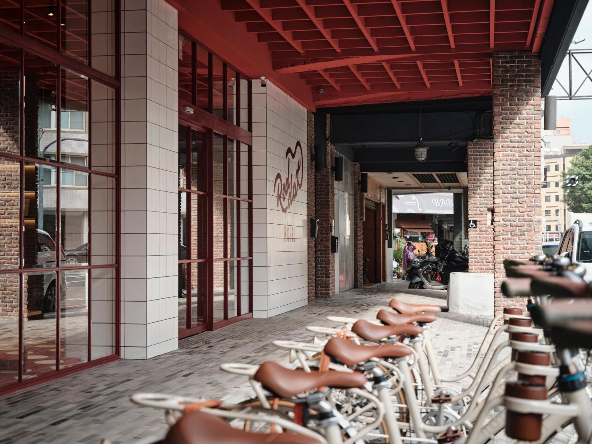 Reddot Hotel Тайджун Екстериор снимка